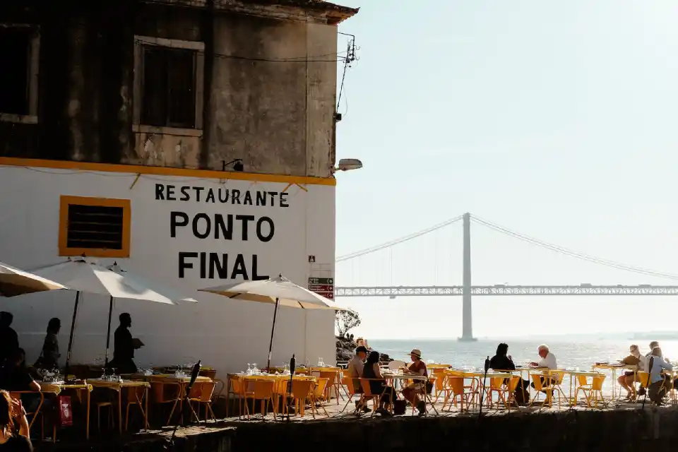 things tourists should never do in Lisbon.